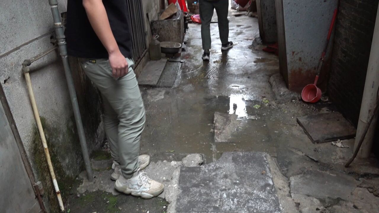 住所后巷下水道粪水横流,雨天直浸小腿,工作人员上门协调解忧