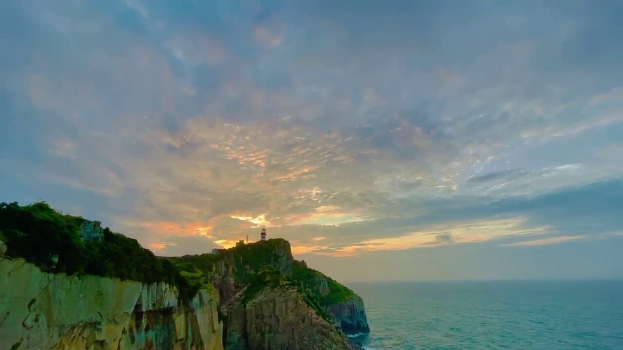 总要去一趟渔山列岛吧,看一看属于宁波的蓝色大海,看一场浪漫的海边日出,或许还能碰上蓝眼泪哦