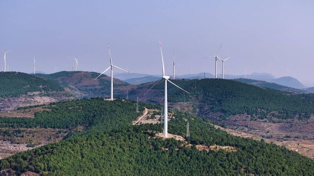 航拍枣庄山亭中广核风电场 风机矗立群山如巨型“风车”