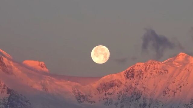 日月同辉!云南梅里雪山现“月落金山” 万丈金光洒落雪山之巅