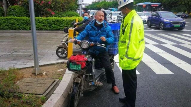 男子骑电动车被查,C1驾驶证当场被扣6分?车主急眼:干脆别出门