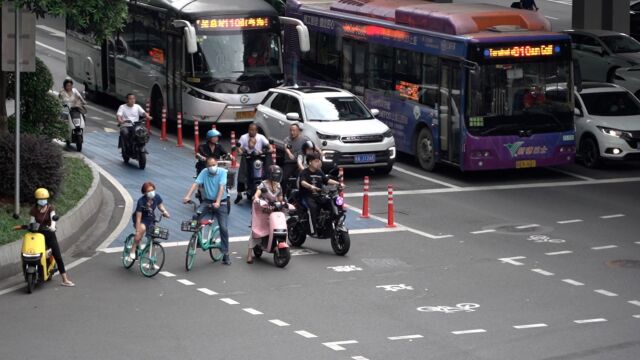 广州首次设立“非机动车过渡区”,街坊点赞路口交通有效改善