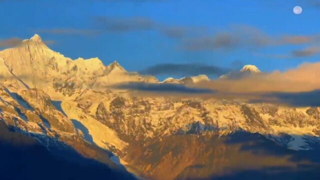 日月同辉!梅里雪山身披金光送月迎阳