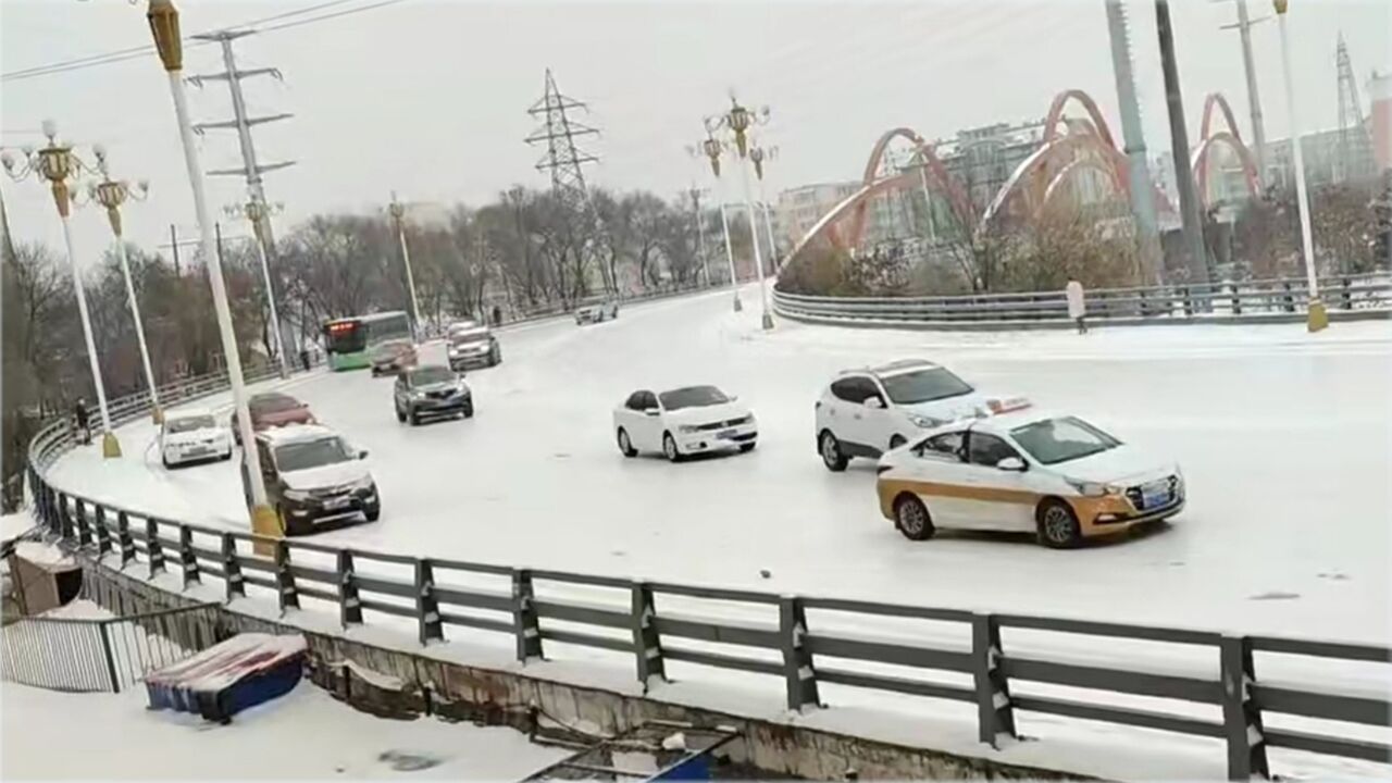 鹤岗降雪道路结冰,车辆行驶太缓慢被吐槽:比走路快不了多少