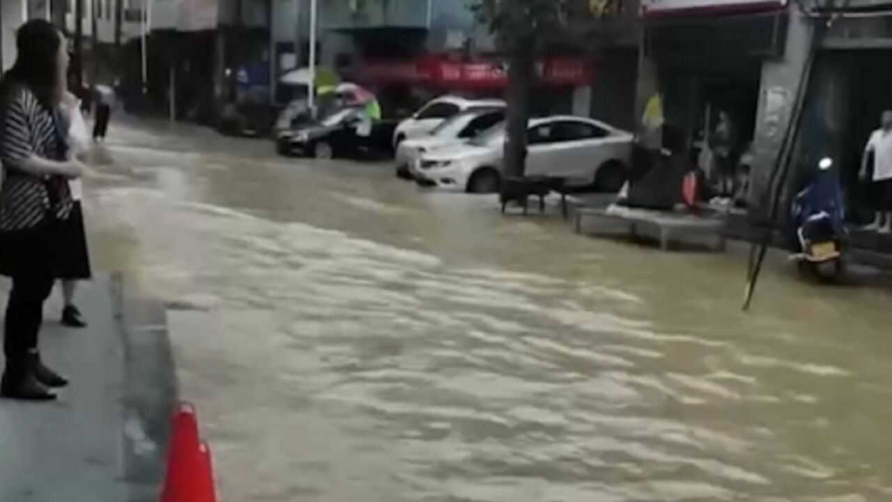 重庆酉阳遭遇强降雨,街道被淹房屋进水