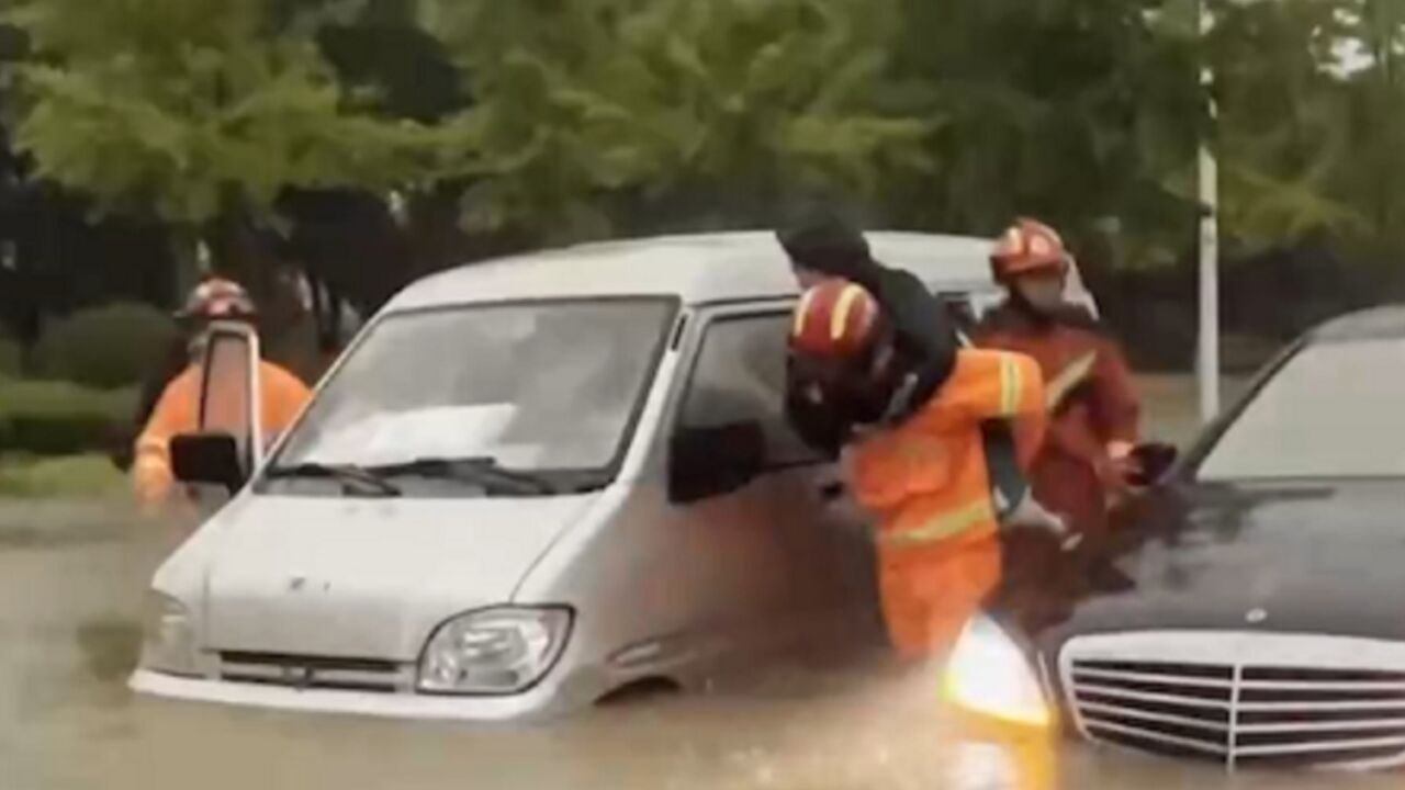 山东日照强降雨致9人被困,消防及时救援