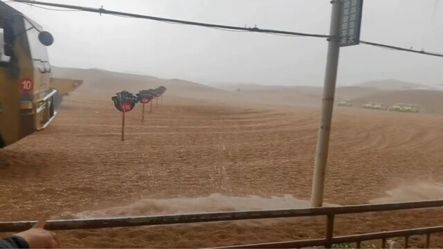 暴雨冰雹突袭沙漠!倾盆大雨加上大风席卷沙坡头,现场震撼又神奇