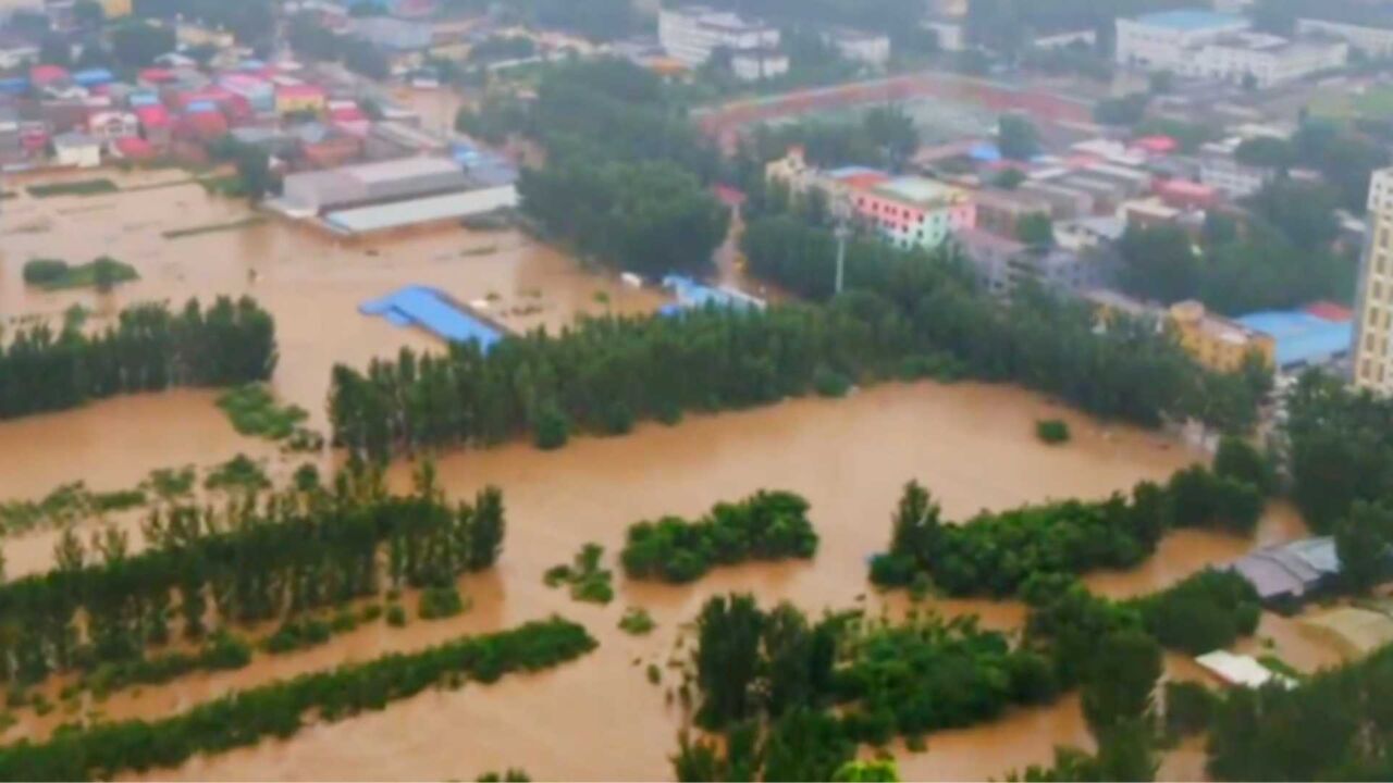 航拍暴雨下的涿州:拒马河河道行洪,城市大面积内涝成汪洋