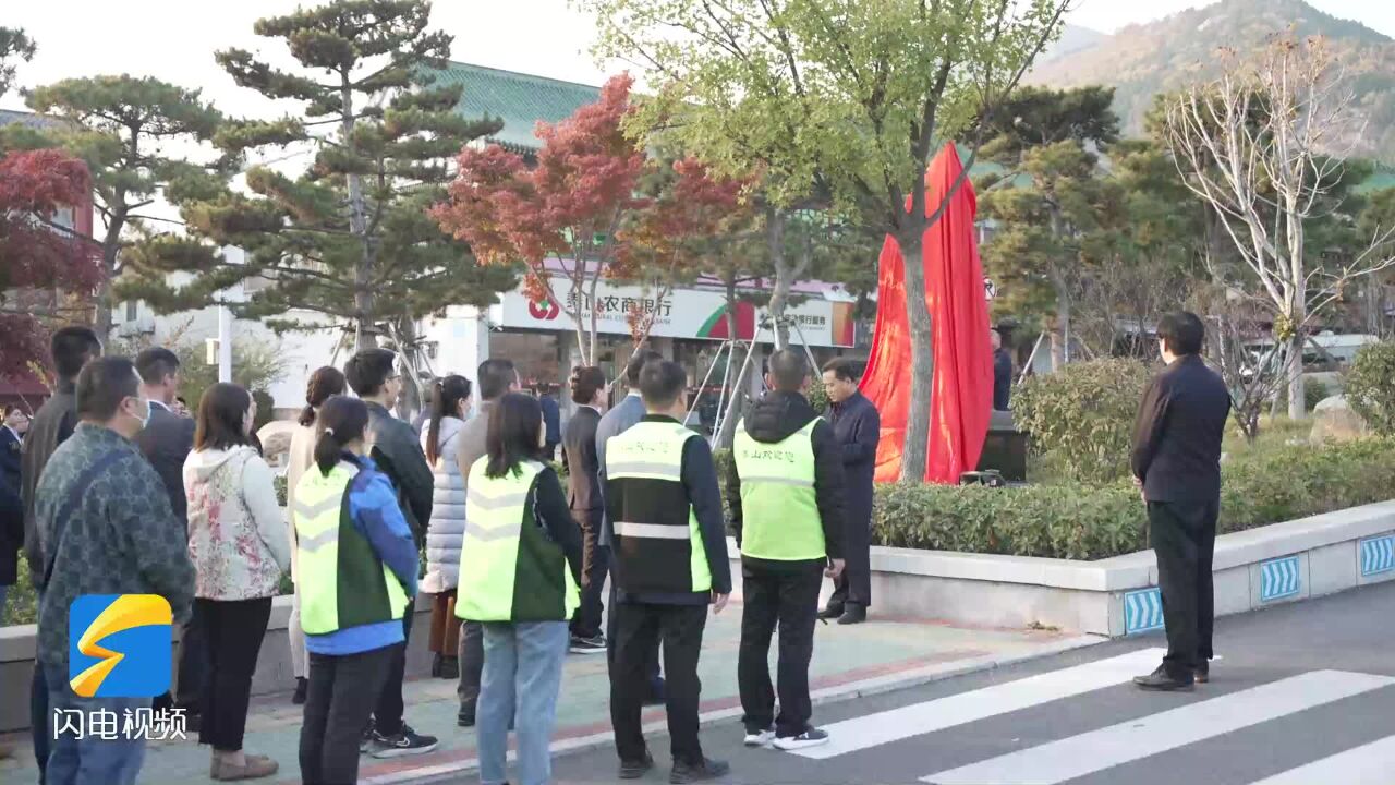 泰山挑山工雕塑今日“回家” 落户泰山脚下