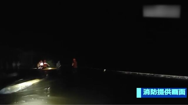 海南昌江:连续降雨致河水突涨,被困10人获救