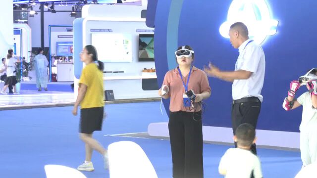 VR、AR、全息投影……记者带你沉浸式体验首届贵州科技节展馆!