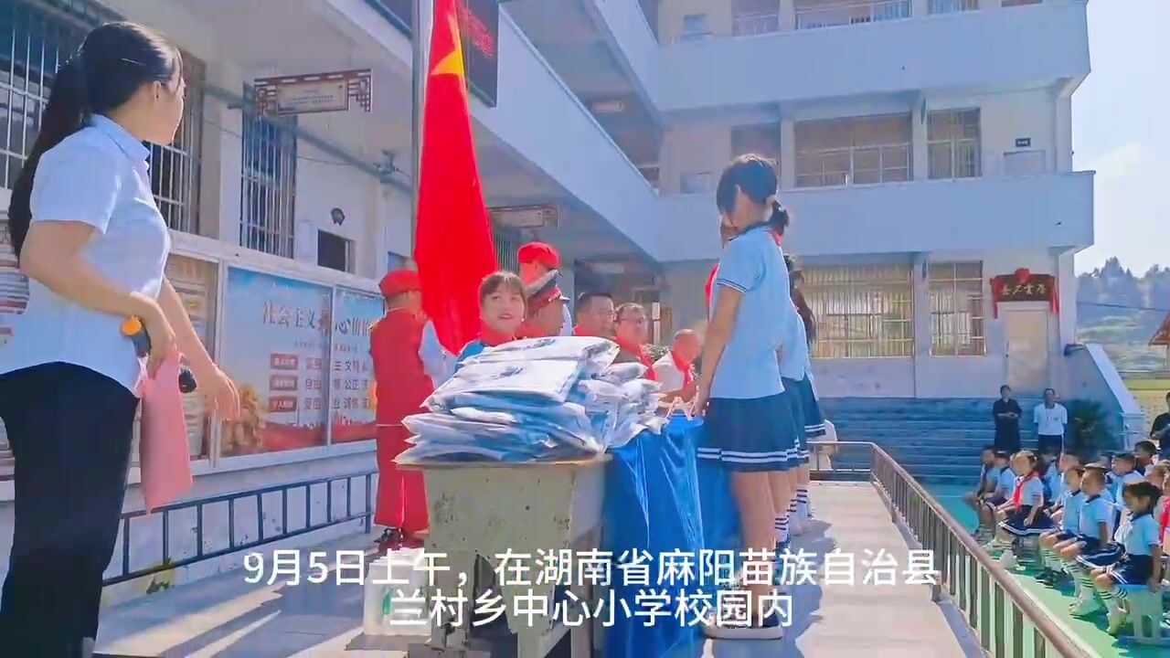 捐赠爱心校服,温暖留守儿童,慢火车公益行动走进乡村小学