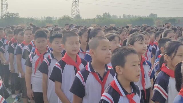 宁阳县中京实验学校举行开学典礼合唱校歌《奔向未来》