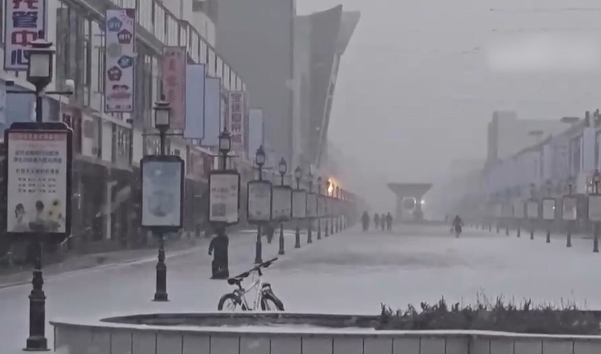 甘肃玉门:出现降雪天气,多部门保障道路畅通