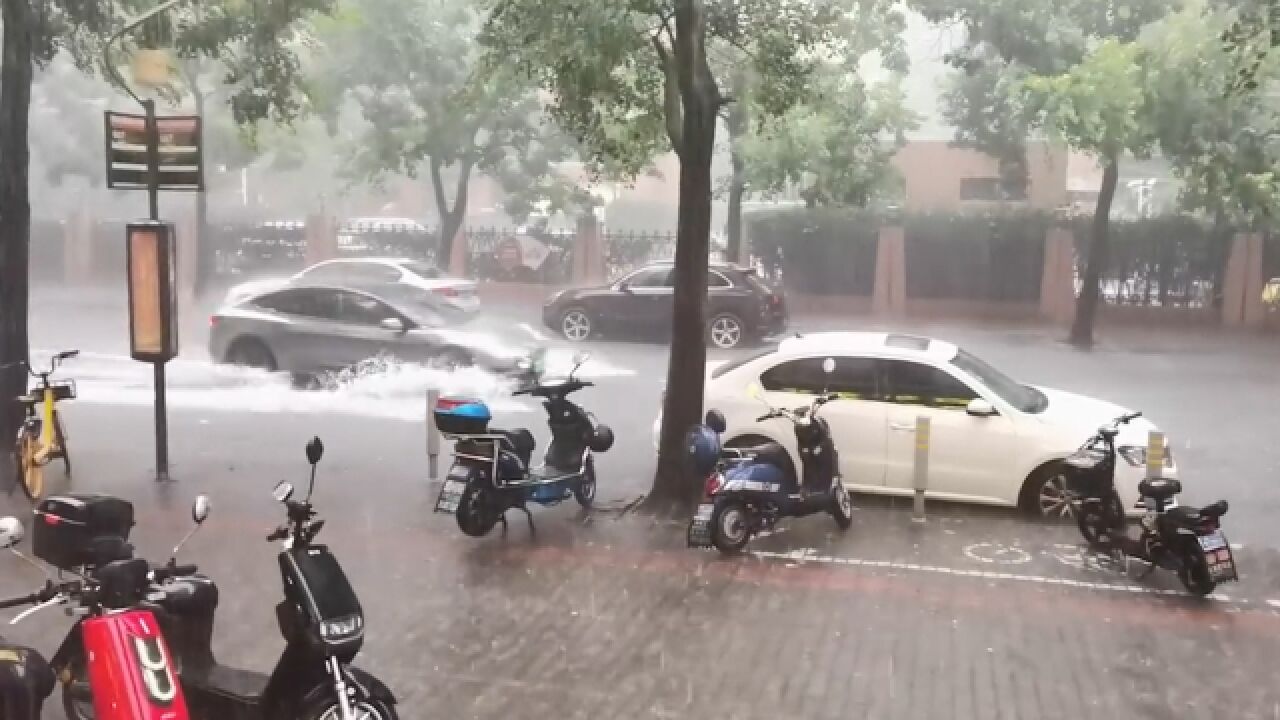 暴雨突袭上海:乌云压顶大雨瓢泼 多路段积水开车如“行船”