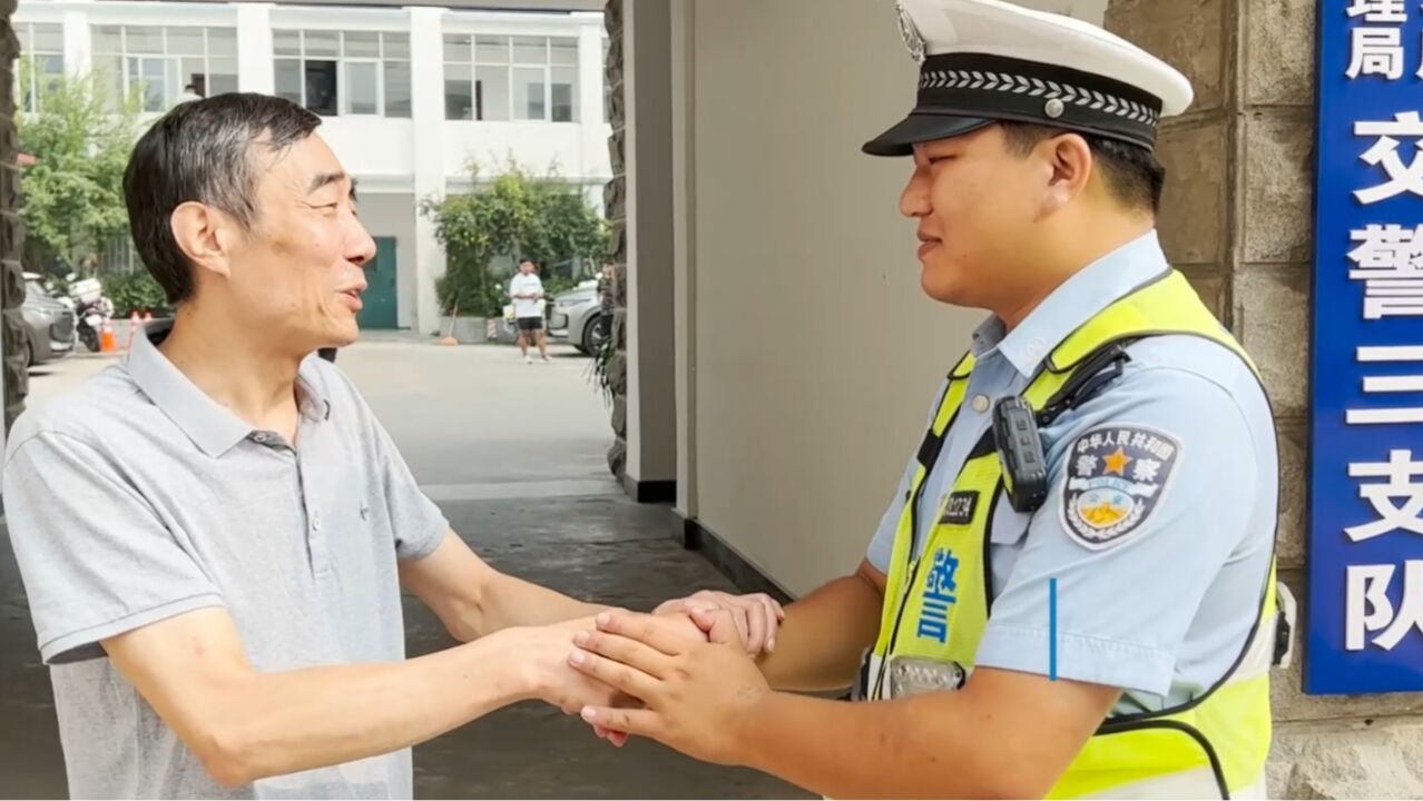 年轻辅警救了晕倒老兵,两代人的握手暖了暖了……