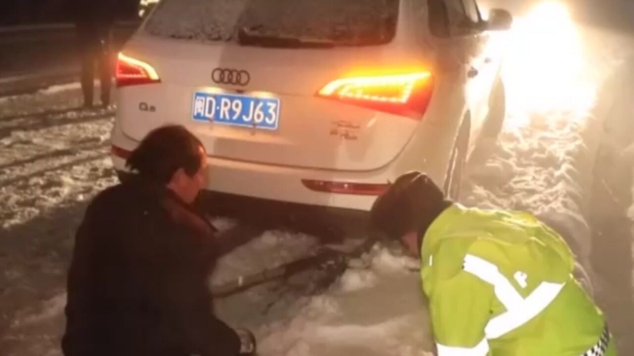 湖北恩施突降暴雪,部分路段车辆滞留