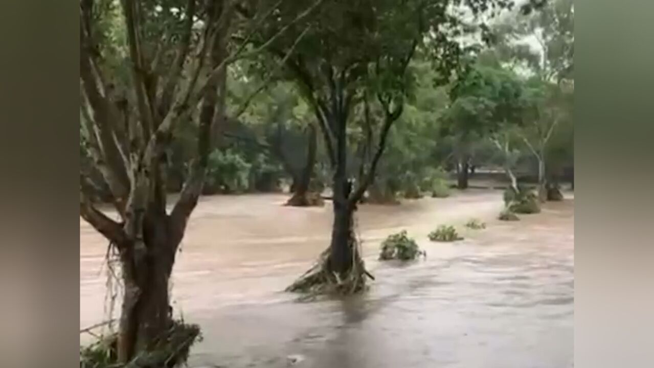 澳大利亚昆士兰州遭遇洪水,学校停课