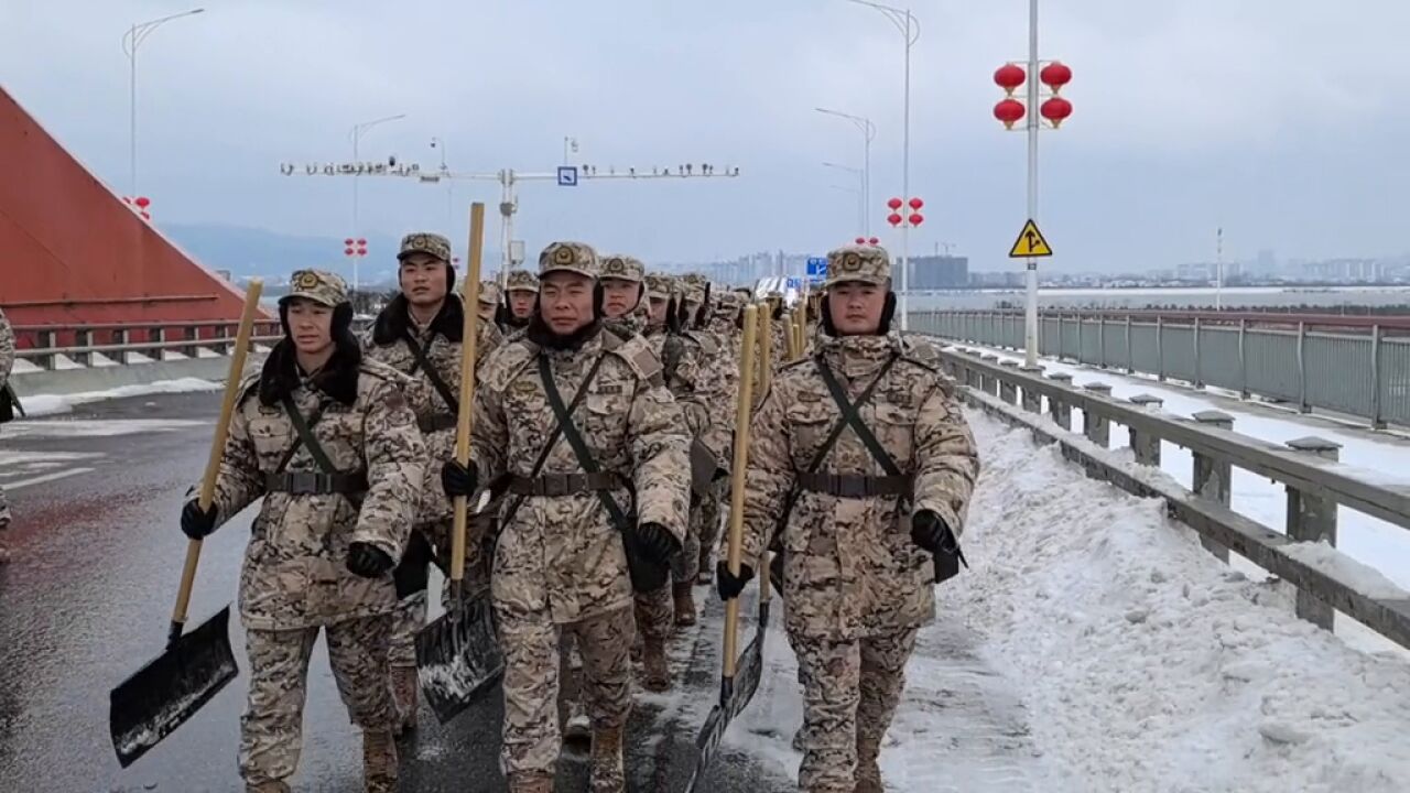 湖北突降暴雪,武警官兵紧急抢通道路