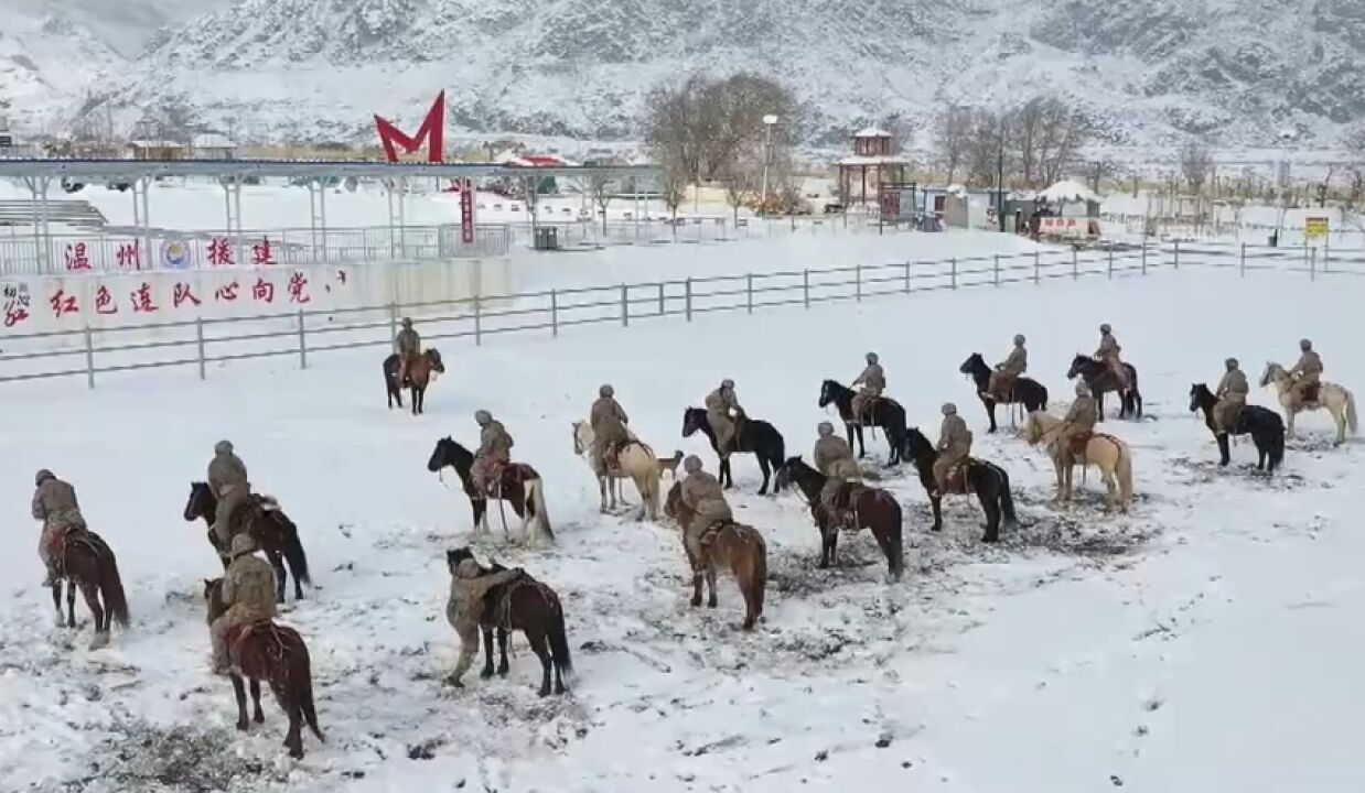 新闻特写:天山脚下的民兵骑兵连