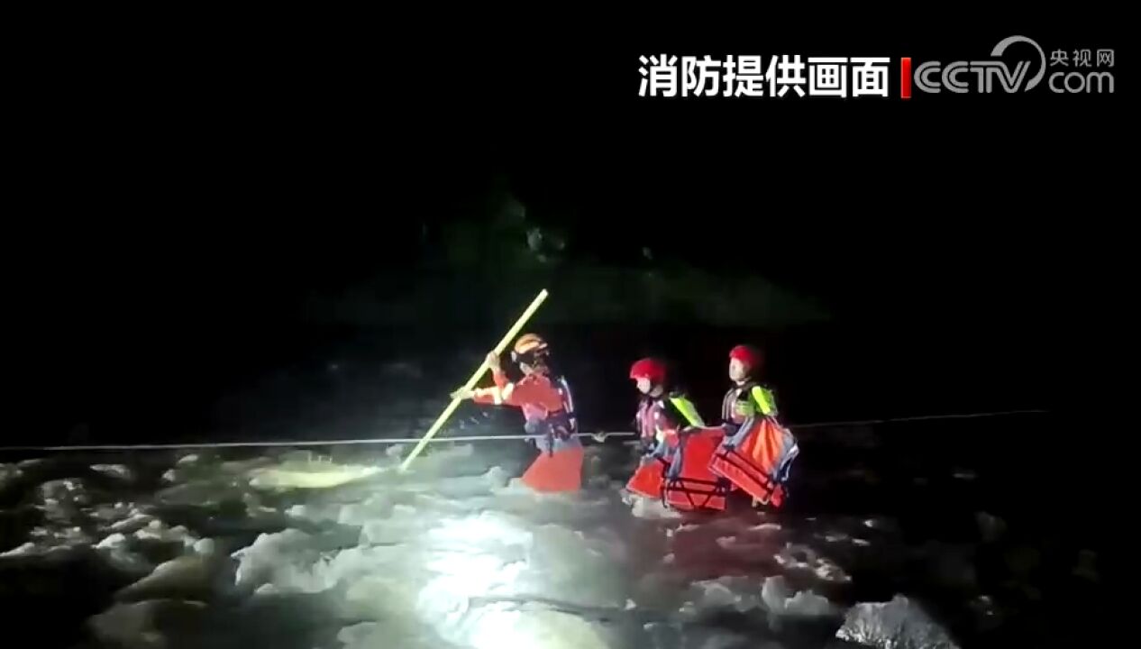 福建泉州:突降暴雨致5人被困,消防紧急救援