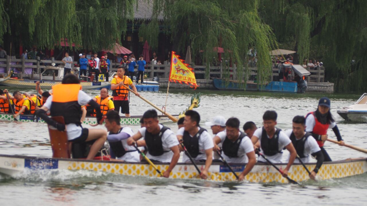 果然视频|济南明湖龙舟赛欢乐举行,湖面龙腾虎跃、浪花飞溅