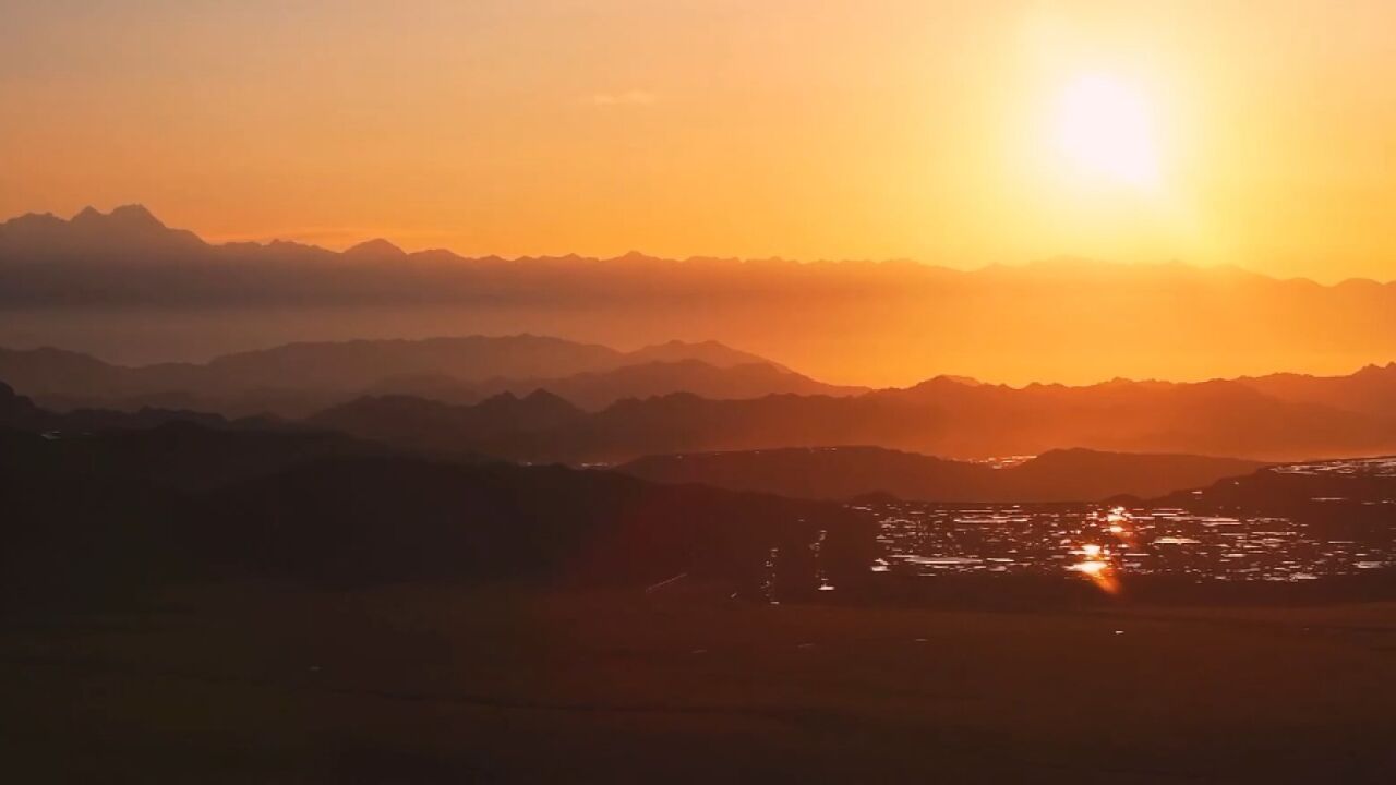 这是大自然的神奇和美丽!新疆黑山草原的晨光好治愈