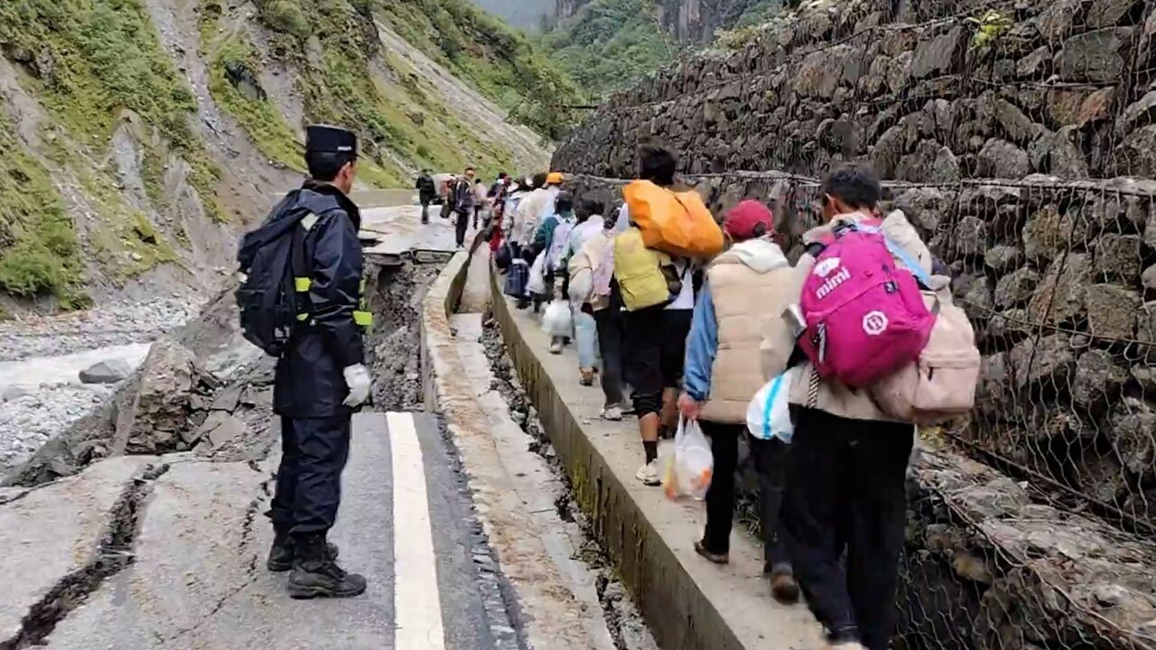 西藏日喀则一地连续降雨道路中断:逾400人滞留 直击人员徒步撤离