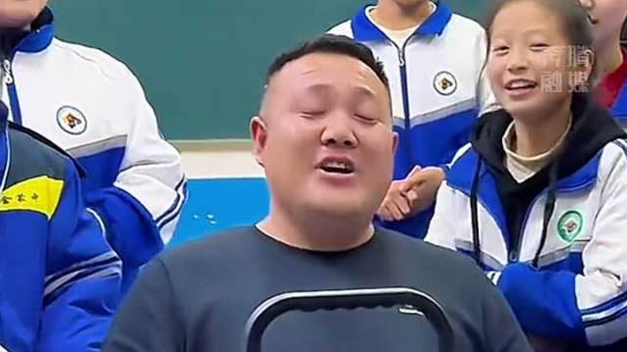 90后乡村数学老师的“音乐会”课间带领学生唱《苹果香》