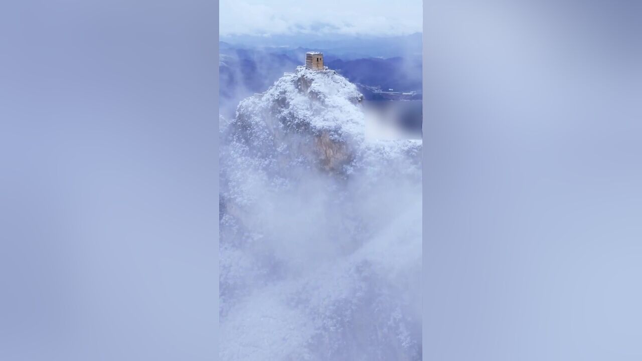 摄影师拍下雪后的长城,银装素裹,静卧山巅,仿佛一幅浑然天成的画卷