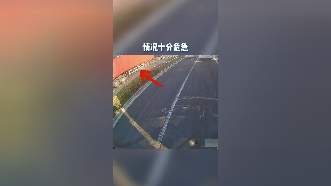 一女子被卷入集卡车底,路过消防车“秒出警”实施救援2024年11月29日,奉贤区两港大道和新杨公路路口