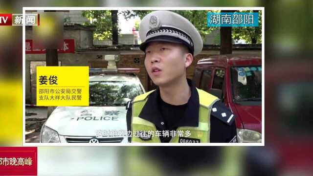 湖南邵阳:男子酒后坐路中打电话 被车压两次肋骨断4根