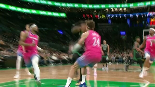 空中滑翔机！斯玛特击地妙传布朗飞跃双人夹击完成劈扣