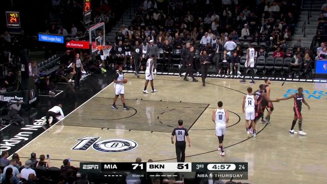 热巴篮下持续翻江倒海 纳什眉头紧锁无奈叫下暂停