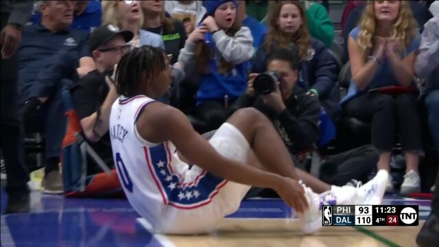 出其不意攻其不备 马克西反击上篮失衡命中