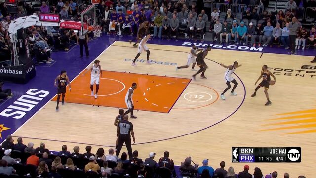 克拉克斯顿突分助哈里斯三分命中 艾顿禁区无所不能接球轻松得手