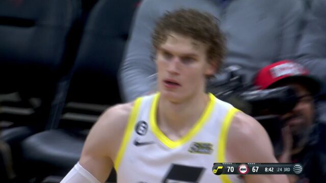 挡拆配合撕裂禁区 马尔卡宁接球发难飞身暴扣