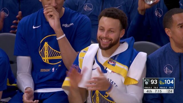 最大的黑粉是哥哥！小库里进攻犯规 库里在场呲着大牙鼓掌乐