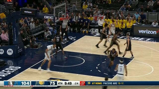 为锁定胜局又加了一层保险 欧文直塞麦基篮下打进