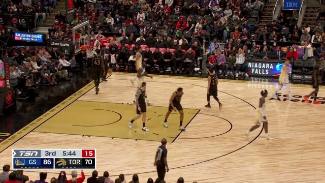 格林传球给空气 范弗利特突破上篮打成2+1