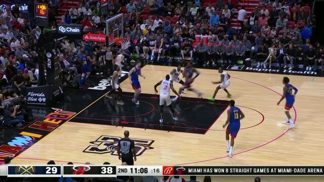 没有一个多余动作！史密斯脑后长眼妙手回传助攻格林单手劈扣