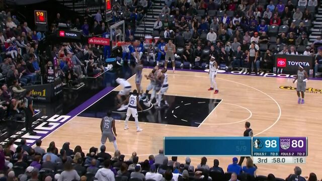 麦基行进间勾手颠进球网 蒙克上篮得分落地不慎崴脚