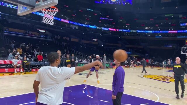 浓眉参加赛前投篮训练 三分5中4+中投5连铁