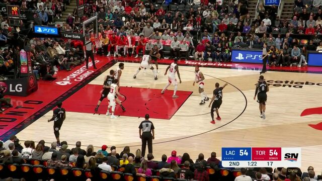 再感受一下当年熟悉的篮筐！鲍维尔一步登天空袭飞扣