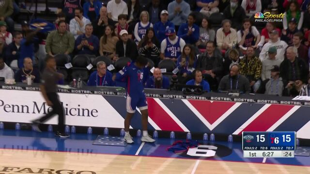 欢迎回来！马克西复出登场场边观众比心欢呼