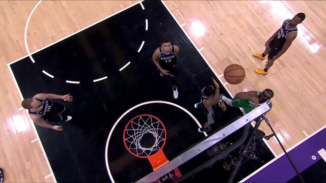 变向突破冲入篮下 布朗直面福克斯2+1打成