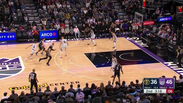 巴恩斯人群之中抢到篮板 默里外线三分引弓百步穿杨