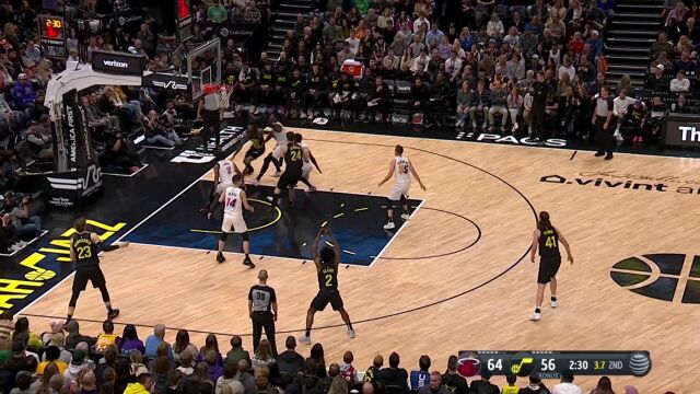 克拉克森绝世好腰拉杆传球 马尔卡宁压哨三分不负众望