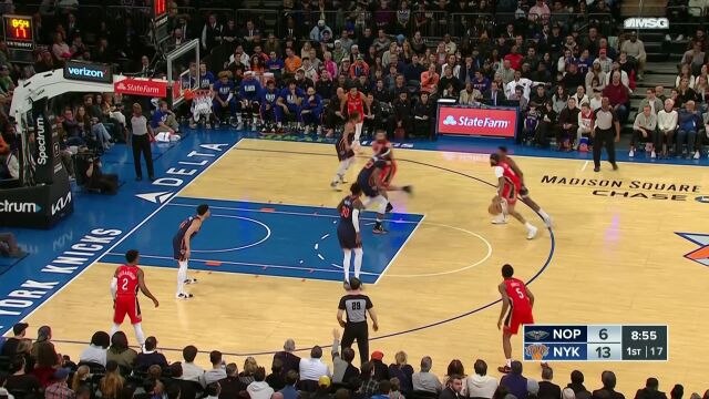 抬手就是投 英格拉姆无视防守把球扔进