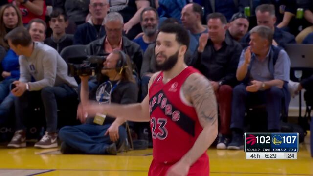 来得恰到好处！范弗利特追身三分手起刀落